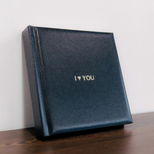 Gaufrage doré sur livre photo carré