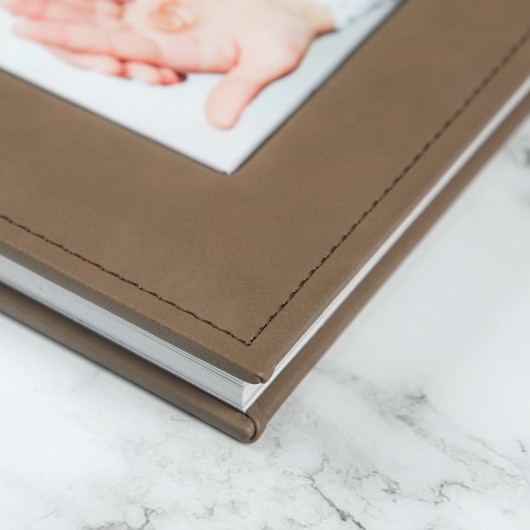 Detailaufnahme eines Hochzeitsalbums