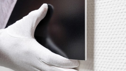 Foto auf Forex mit Handschuhen anfassen