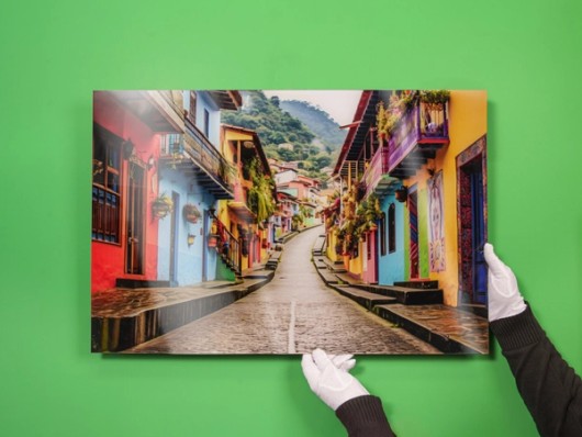 Direktdruck hinter Acrylglas auf grünem Hintergrund