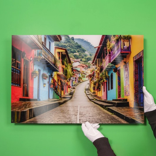 Direktdruck hinter Acrylglas an einer grünen Wand