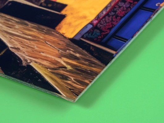 Direktdruck hinter Acrylglas – Ansicht von der Seite