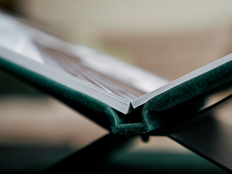 Fotoboek op boekenstandaard