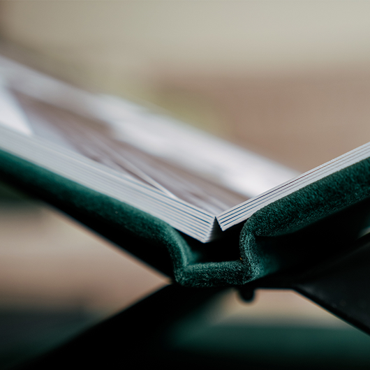 Fotoboek op boekenstandaard
