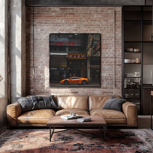 Stenen muur met oranje auto als wanddecoratie