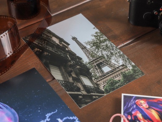 Fotoabzüge auf dem Tisch mit Kamera