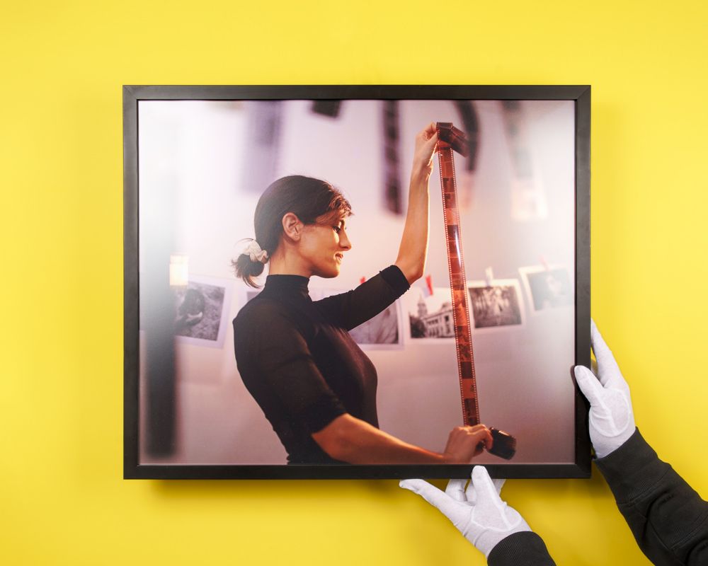 Foto im Rahmen auf gelbem Hintergrund