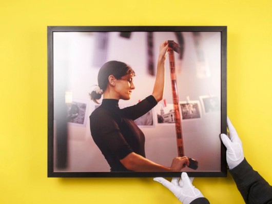 Foto im Rahmen auf gelbem Hintergrund