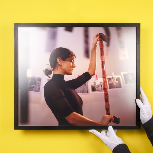 Foto im Rahmen auf gelbem Hintergrund