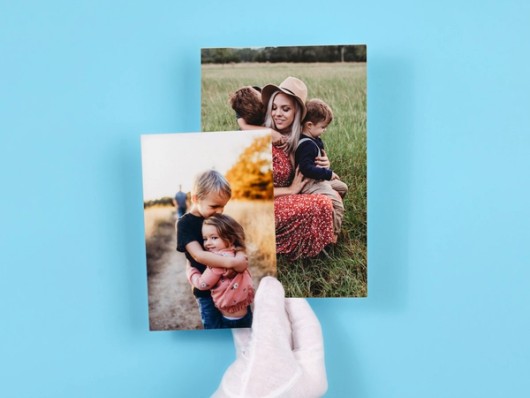 Farbige Fotoabzüge auf blauem Untergrund