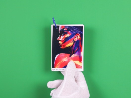 Papiermusterfächer auf grünem Hintergrund