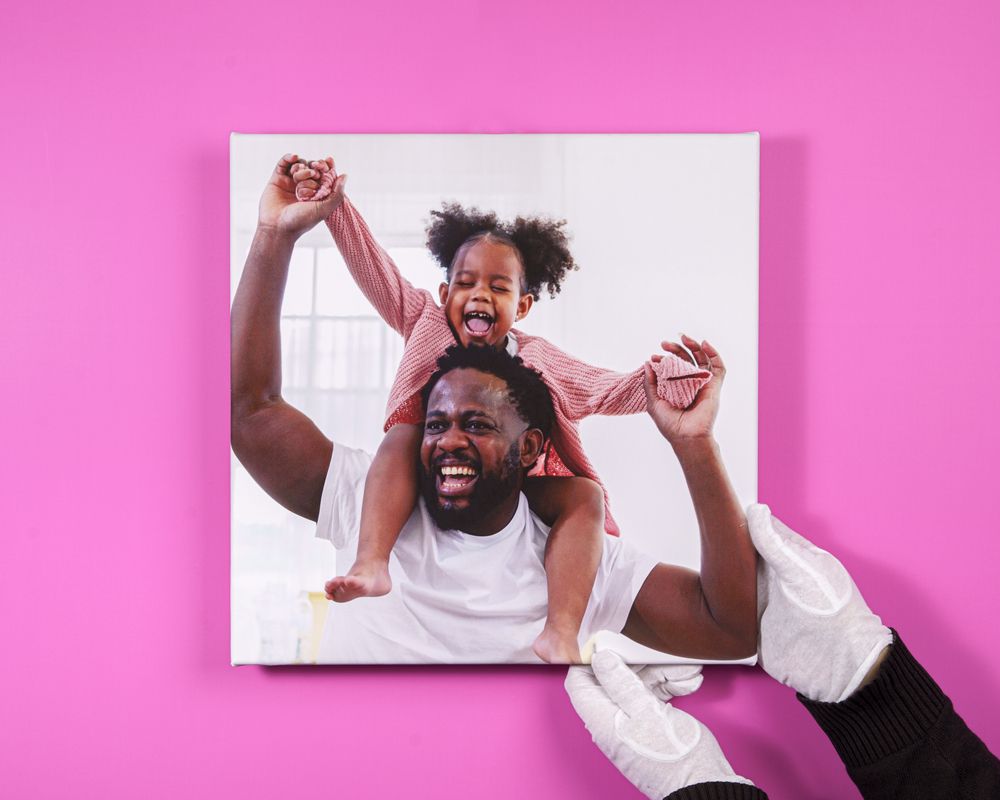 Leinwand mit Handschuh auf rosa Hintergrund