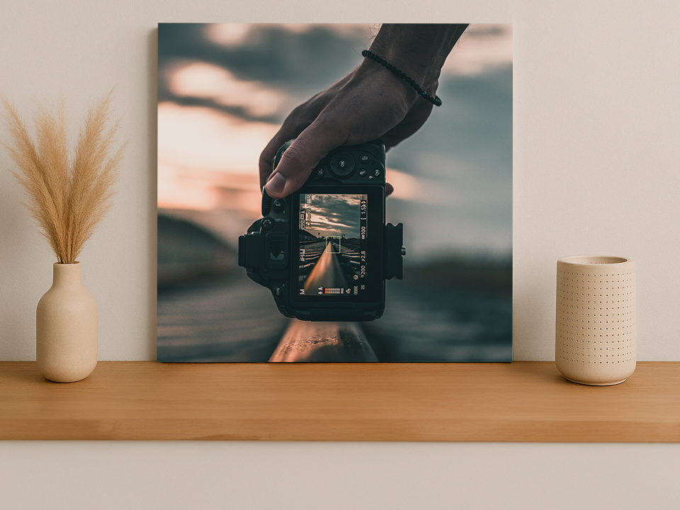 Fotocamera maakt foto van wanddecoratie