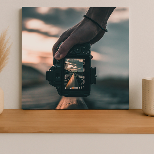 Fotocamera maakt foto van wanddecoratie