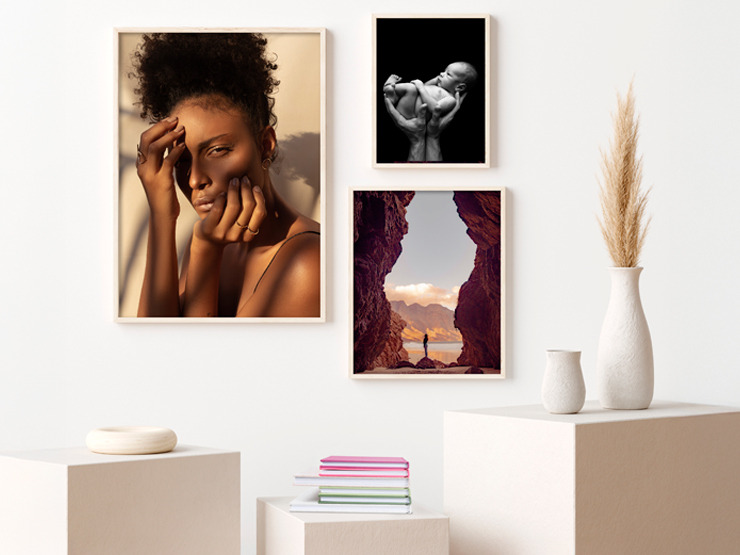 Photos sur mur blanc