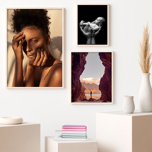 Foto's aan witte muur