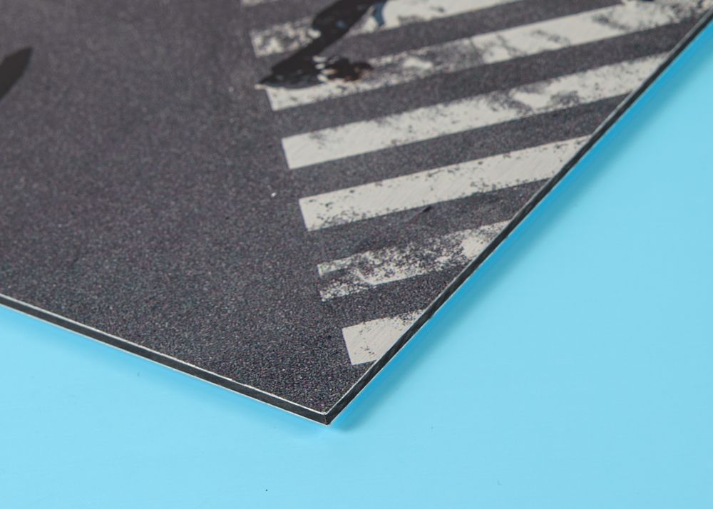 Direktdruck auf gebürstetem Aluminium – Nahaufnahme