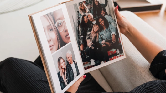 Livre photo avec des personnes