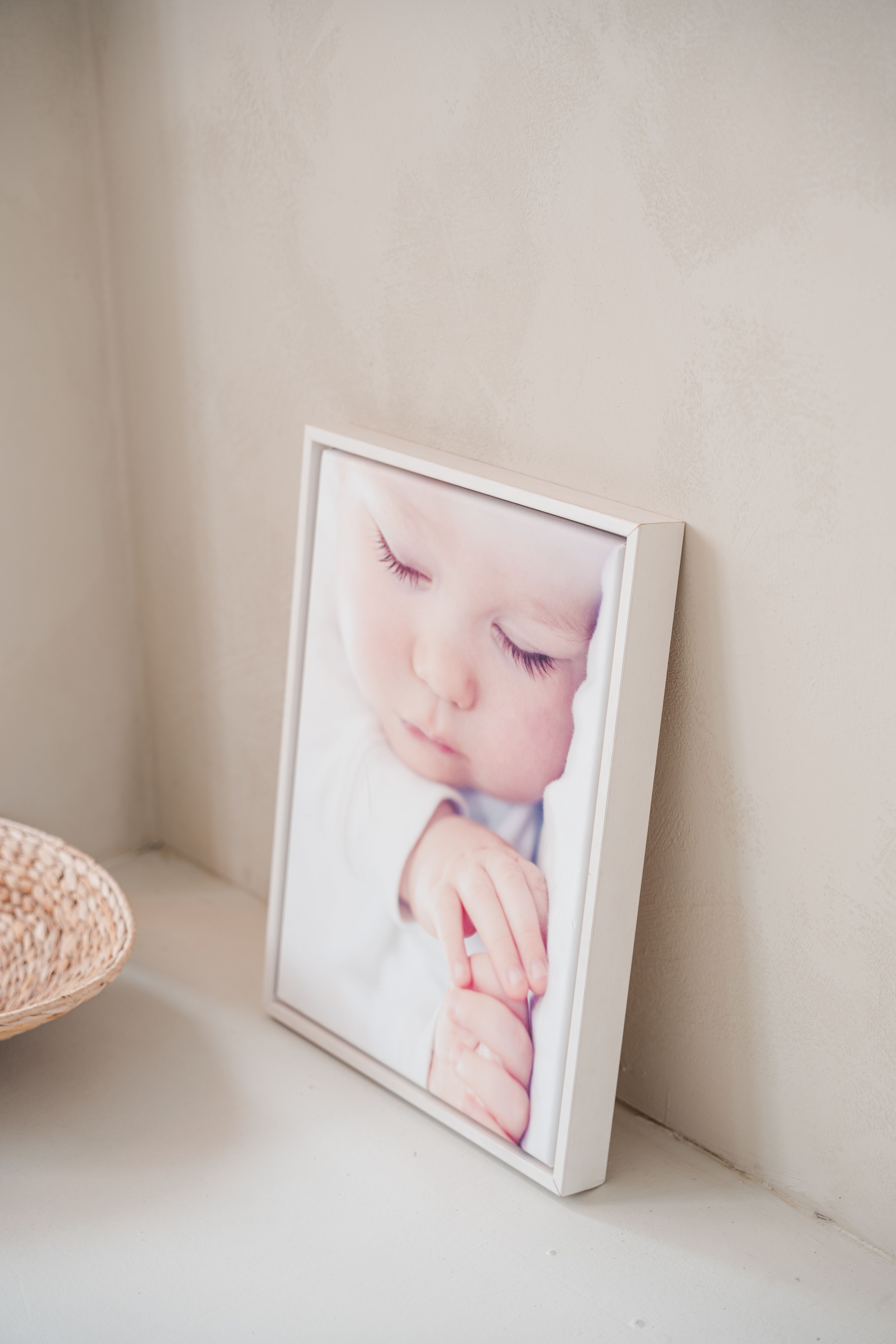 Babyfoto auf Leinwand mit weißem Schattenfugenrahmen