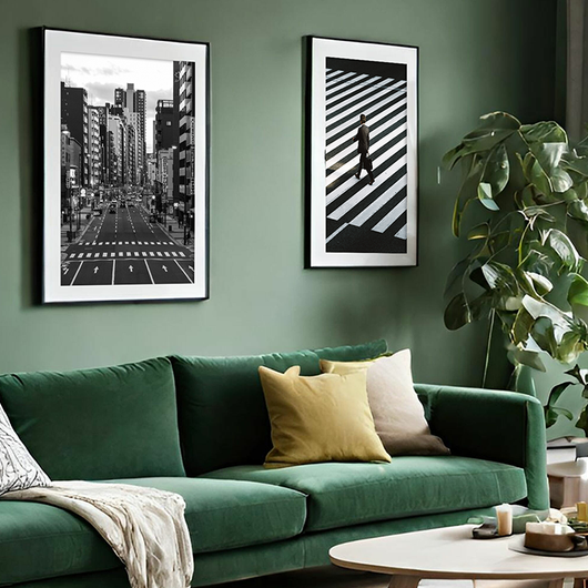 Zwart witte wanddecoratie in groene woonkamer