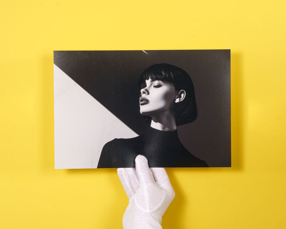 Schwarzweiß-Fotoabzug mit Handschuh