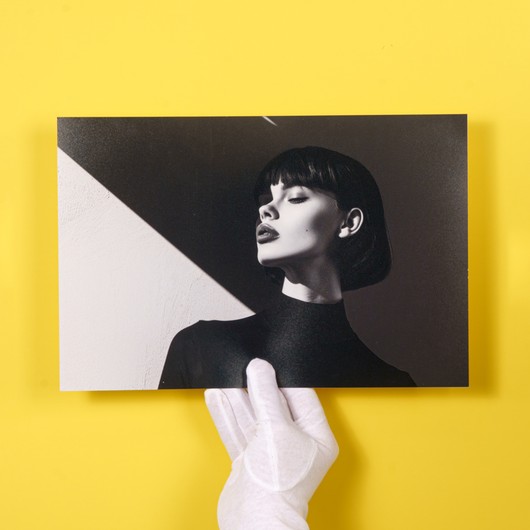 Schwarzweiß-Fotoabzug mit Handschuh