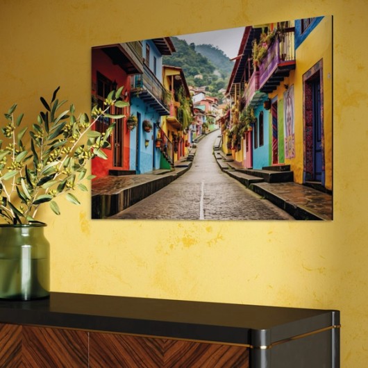 Direktdruck hinter Acrylglas an einer gelben Wand