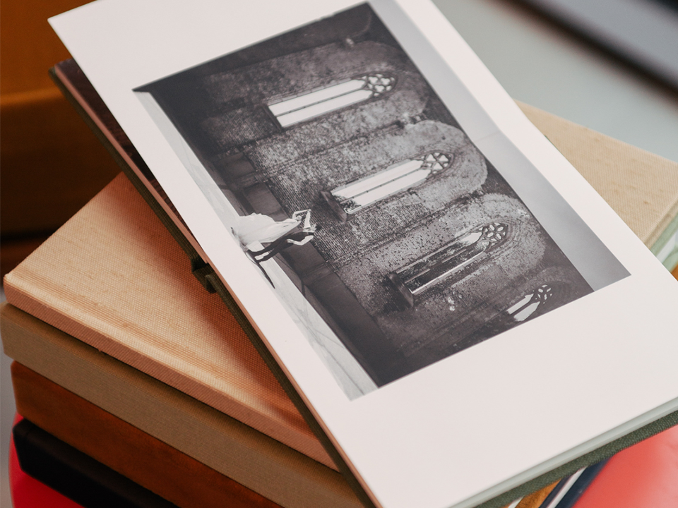 Livre photo ouvert avec photo de mariage en noir et blanc