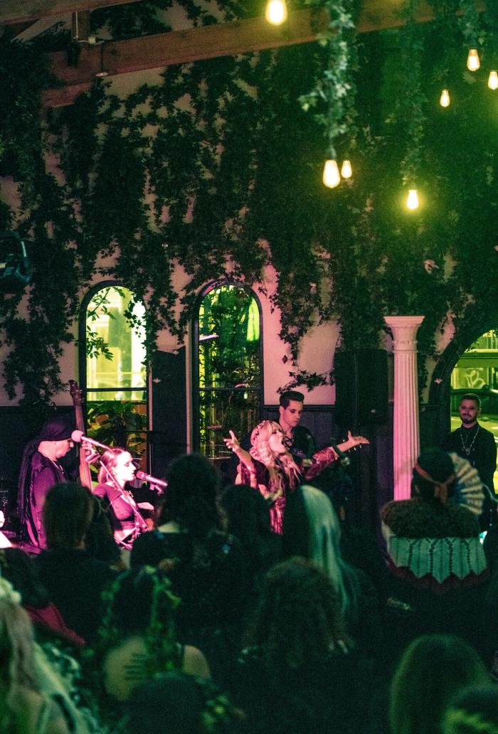Performing live as Èirinn