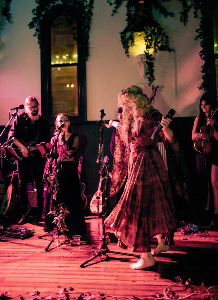 Performing live as Èirinn