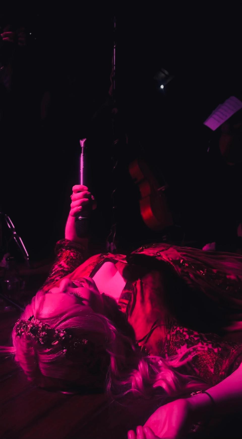 Èirinn performing live, lit in deep pink