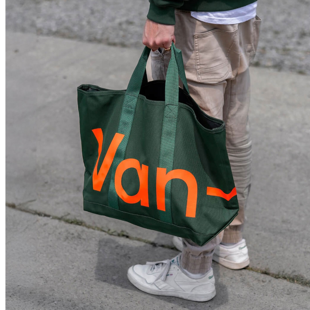 Man holding hullo towelbag.