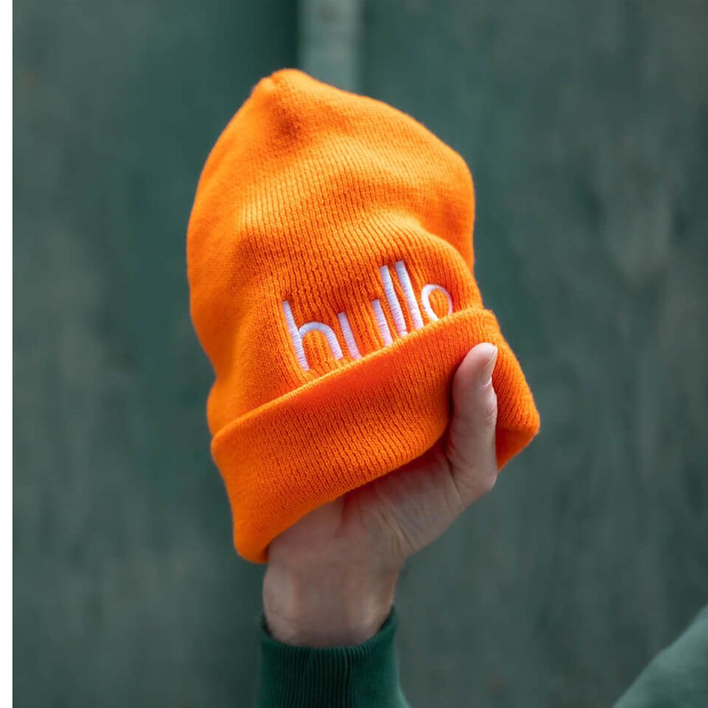 Hand holding hullo hat.