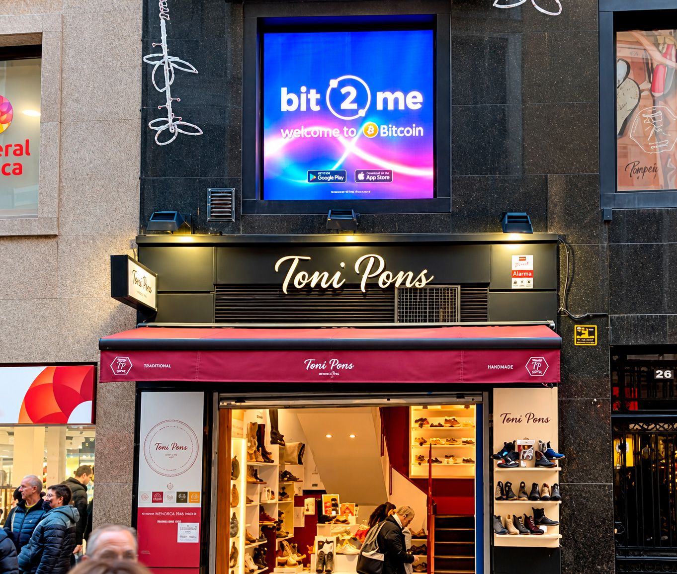 Pantalla digital en Calle del Carmen en Madrid · AMVIA