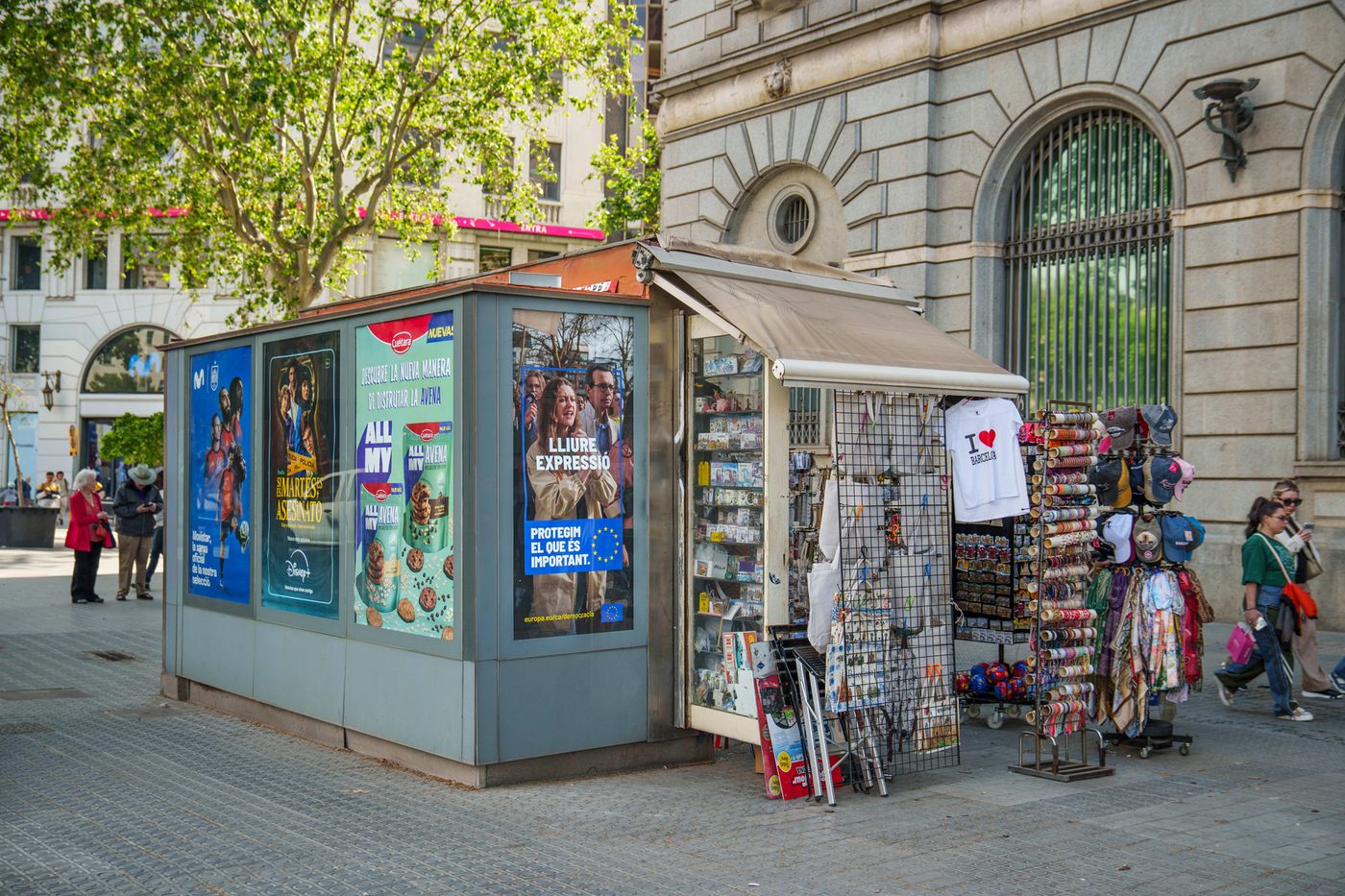 Kiosco lateral papel en Barcelona · AMVIA