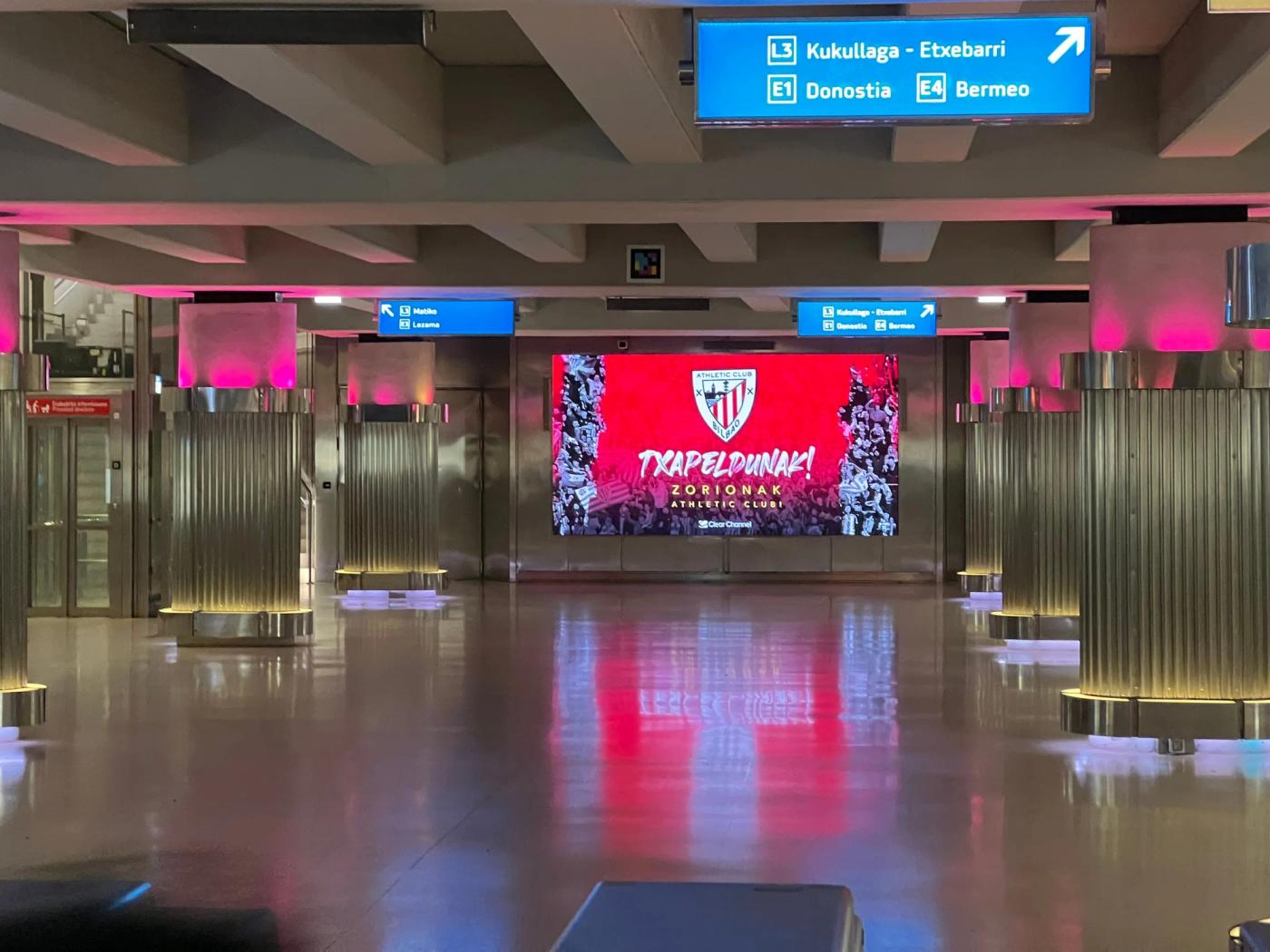 Pantalla digital en Euskotren en Bilbao · AMVIA