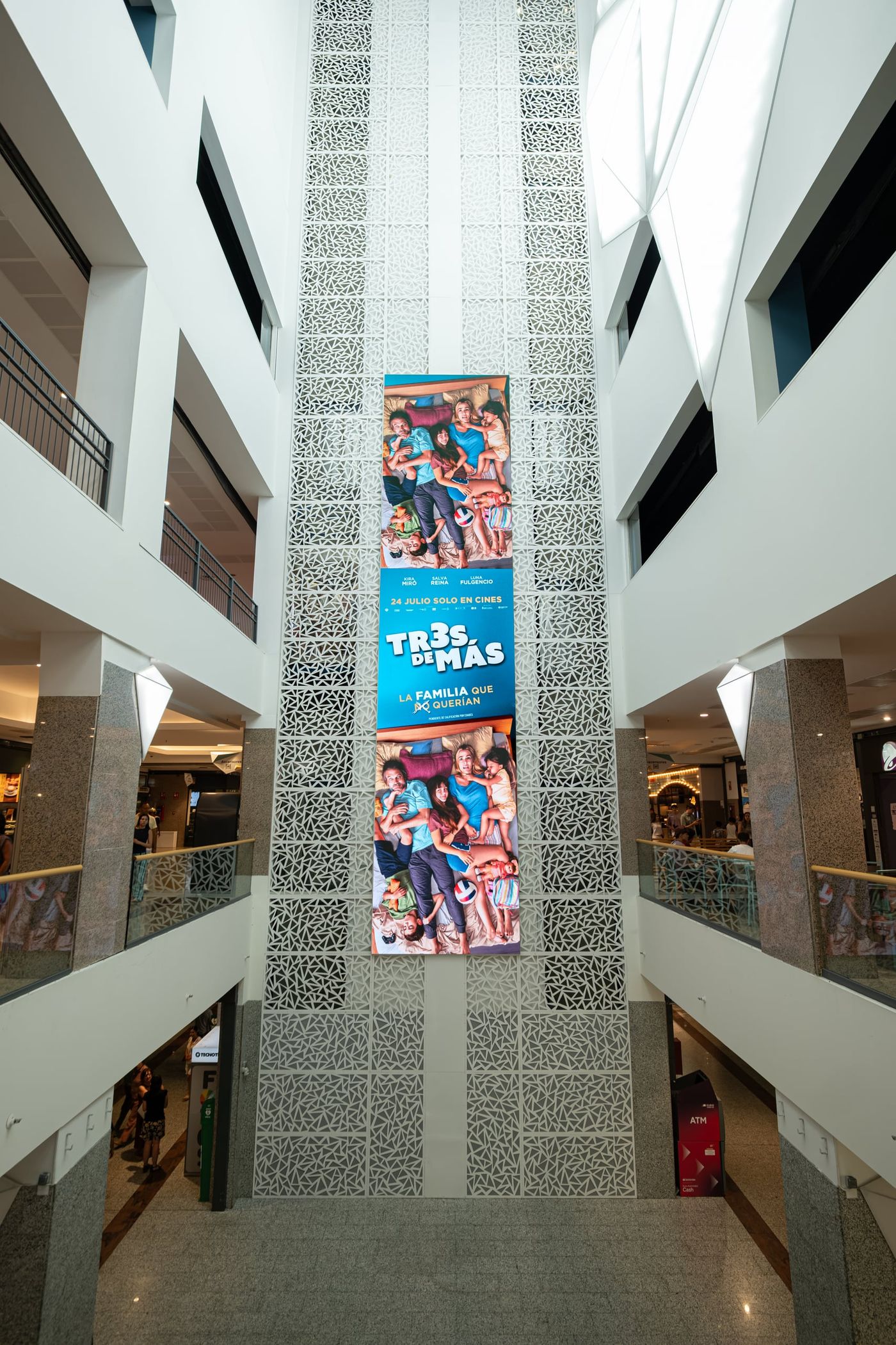 Pantalla espectacular en centro comercial en Madrid · AMVIA