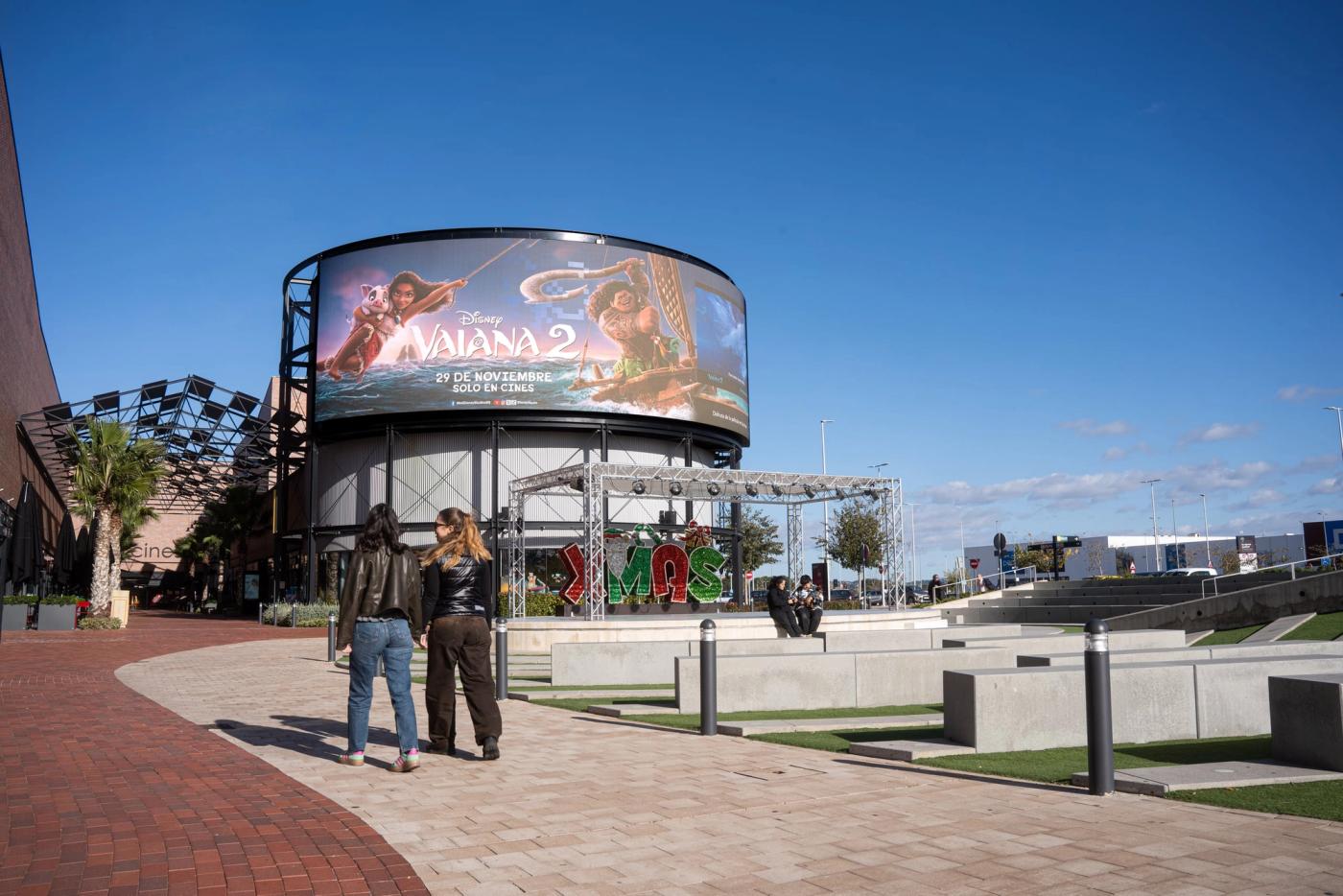 Pantalla espectacular en centro comercial en Zaragoza · AMVIA