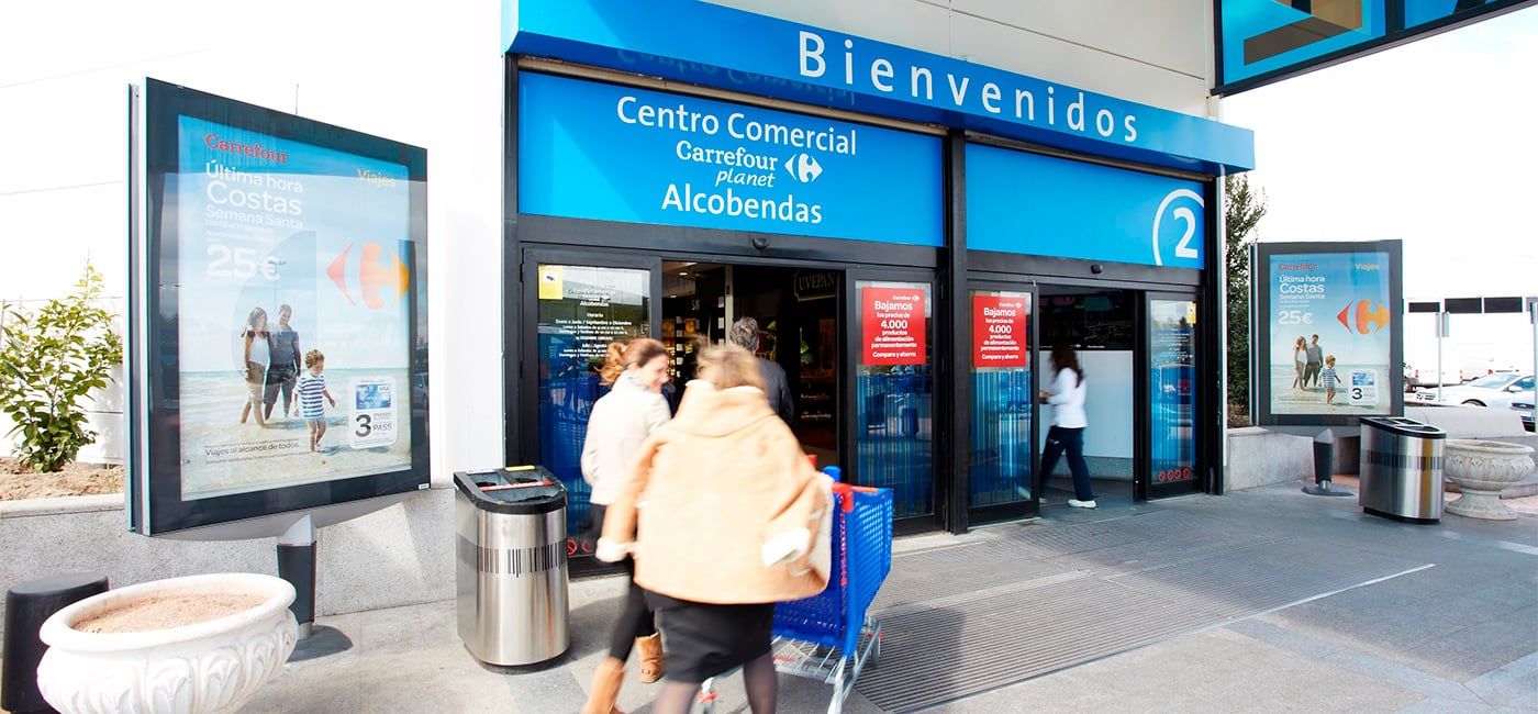 Mupi scroller de papel en centros comerciales · AMVIA