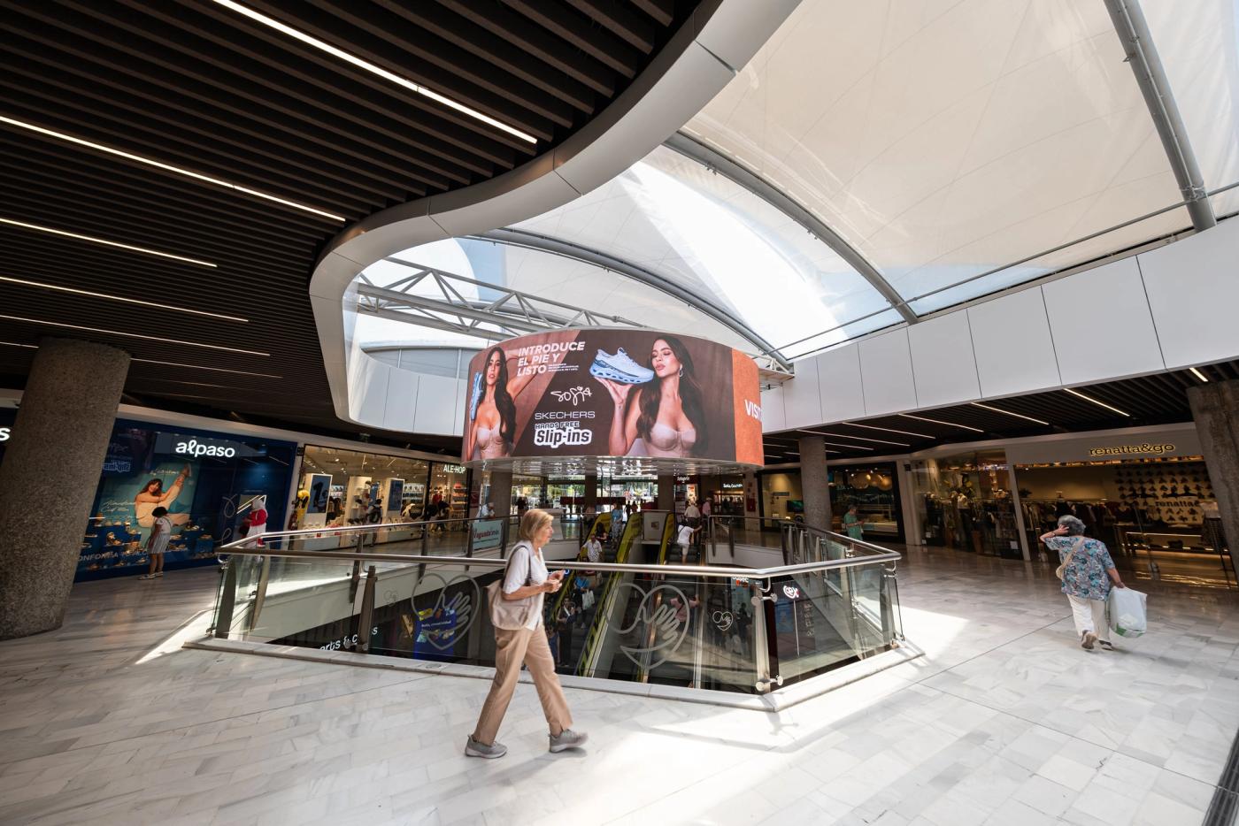 Sketchers - Pantalla circular en centro comercial La Vaguada · AMVIA