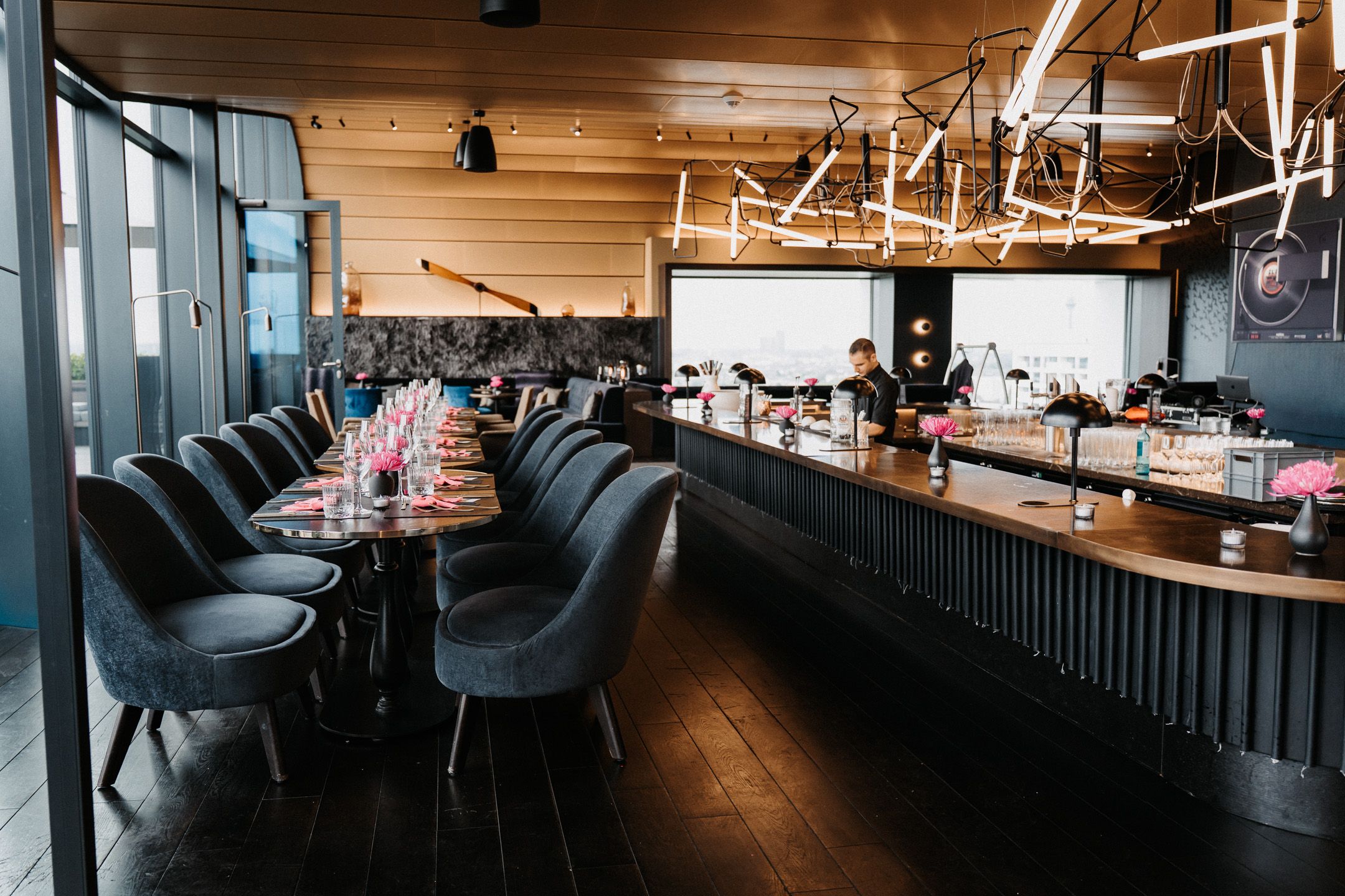 Exklusive Hochzeitsfotografie und Videografie in Otto’s Skybar im Lindner Hotel Düsseldorf – Studio Photogram