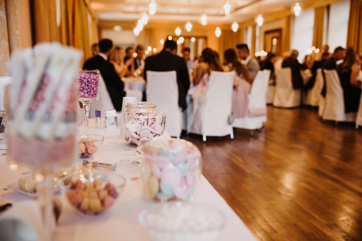 Für alle eure Fragen vor der Hochzeit könnt ihr uns anrufen. Für alle eure Fragen am Hochzeitstag bitten wir euch die Trauzeugen anzurufen.