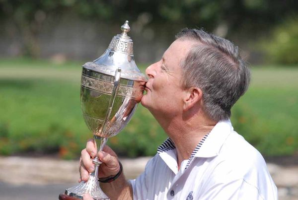 Kissing the Texas Mid Am Match Play trophy