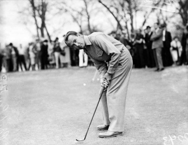 Early photo of Paul Runyan putting on the greens of Old Brack