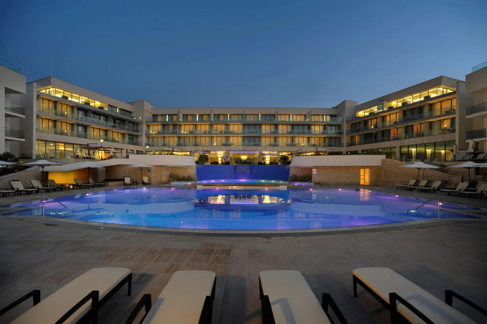 Kempinski Hotel Adriatic — pročelje hotela s naglaskom na materijale i suvremeni mediteranski izričaj, projekt IVN Architecture.