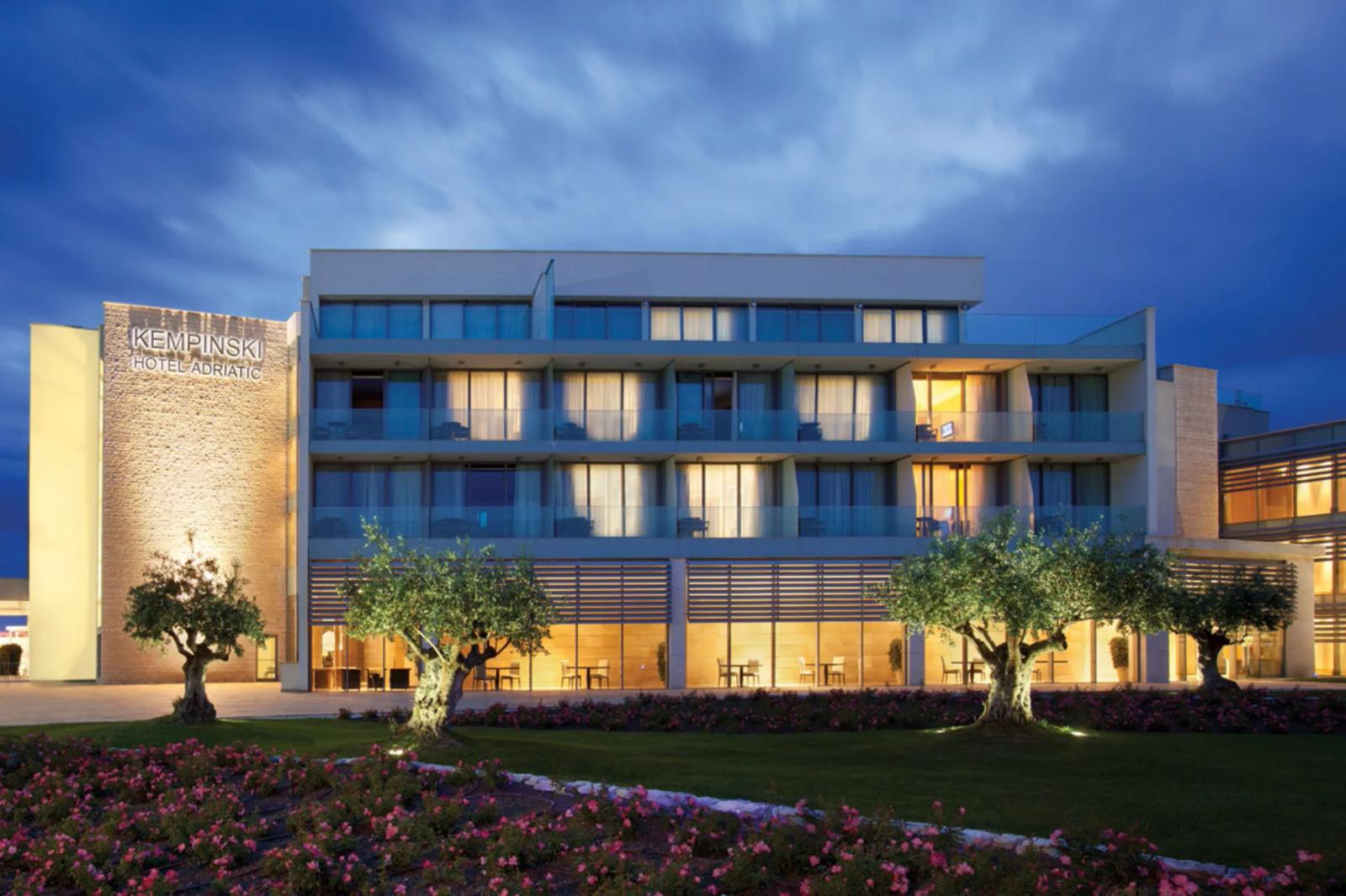 Kempinski Hotel Adriatic — pogled na arhitekturu hotela integriranu u istarski krajobraz, projekt IVN Architecture.
