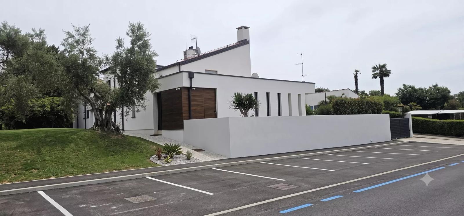 Vila Mareda — dodatni pogled na vilu s bazenom i mediteranskim vrtom