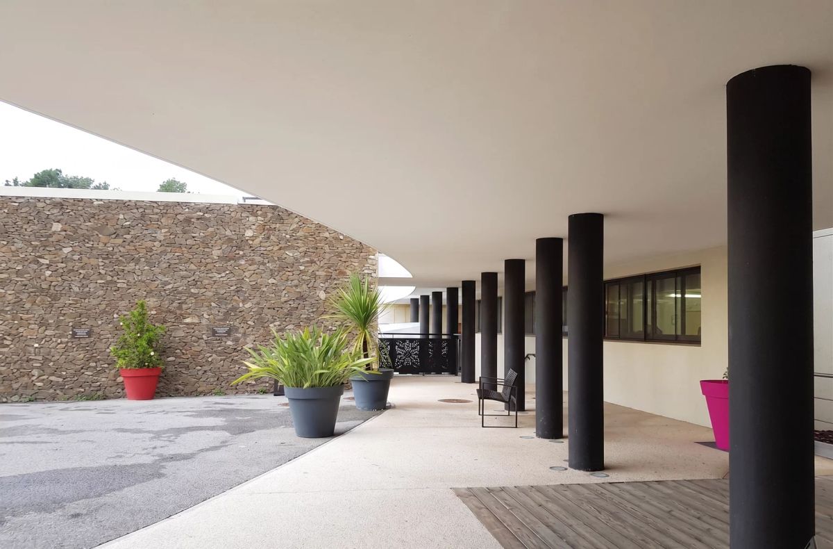 Residence Colonel Picot Coudon — vanjski pogled na suvremeni stambeni kompleks u Coudonu, Francuska, projekt arhitektonskog studija IVN Architecture.