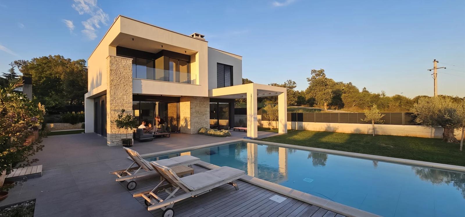 Villa Fuškulin — pogled na vilu s naglaskom na povezanost arhitekture i okolnog krajolika Istre, projekt IVN Architecture.