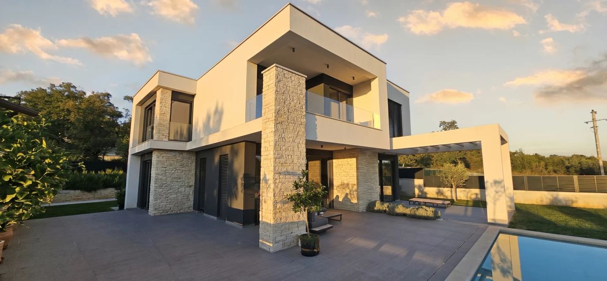 Villa Fuškulin u Fuškulinu — vanjski pogled na suvremenu istarsku vilu projekta arhitektonskog studija IVN Architecture.